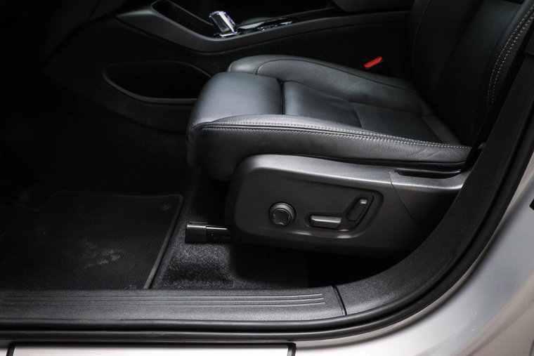 Vehicle Image 32
