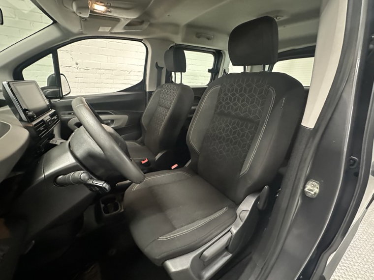 Vehicle Image 12