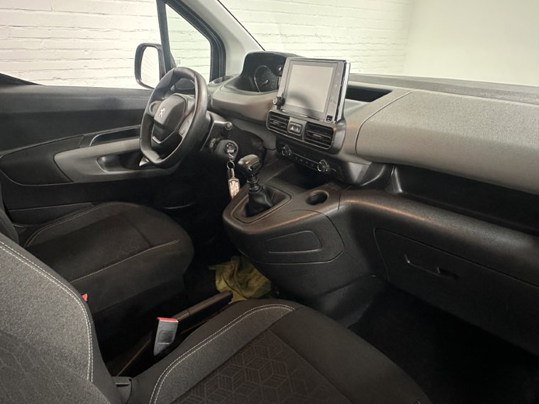 Vehicle Image 16