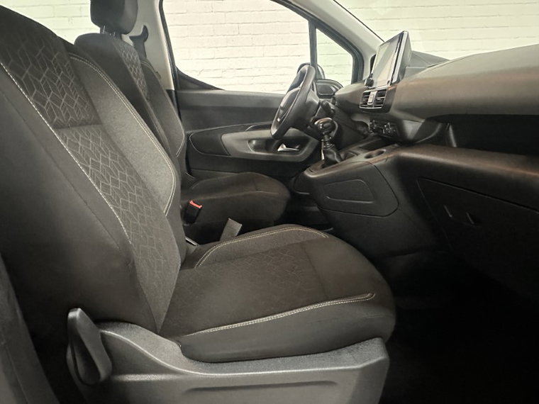 Vehicle Image 17