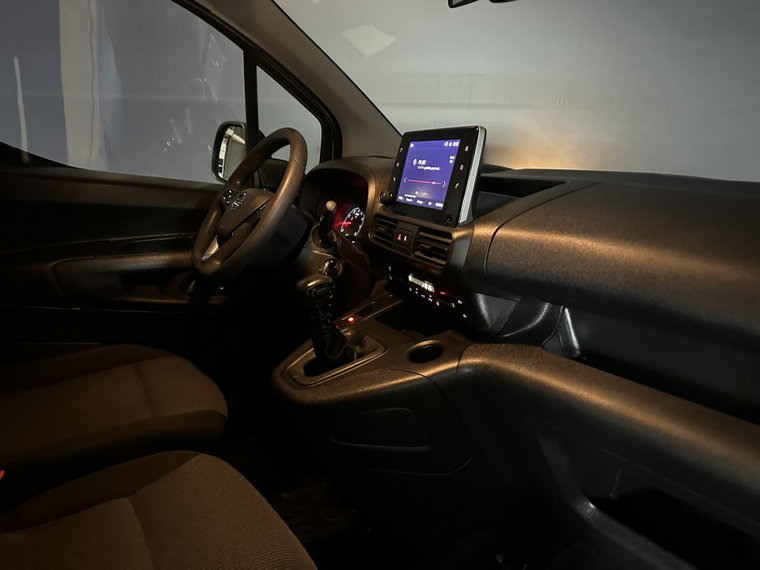 Vehicle Image 16