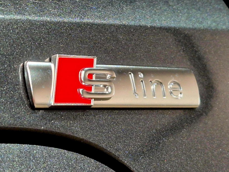 Vehicle Image 25