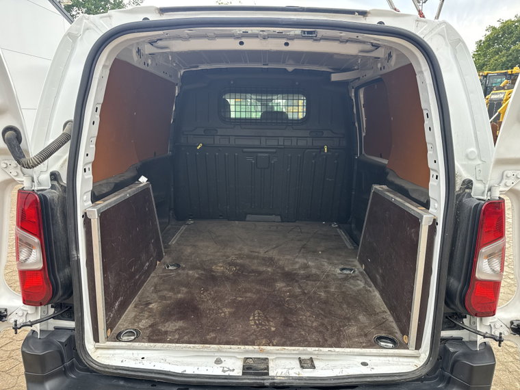 Vehicle Image 16