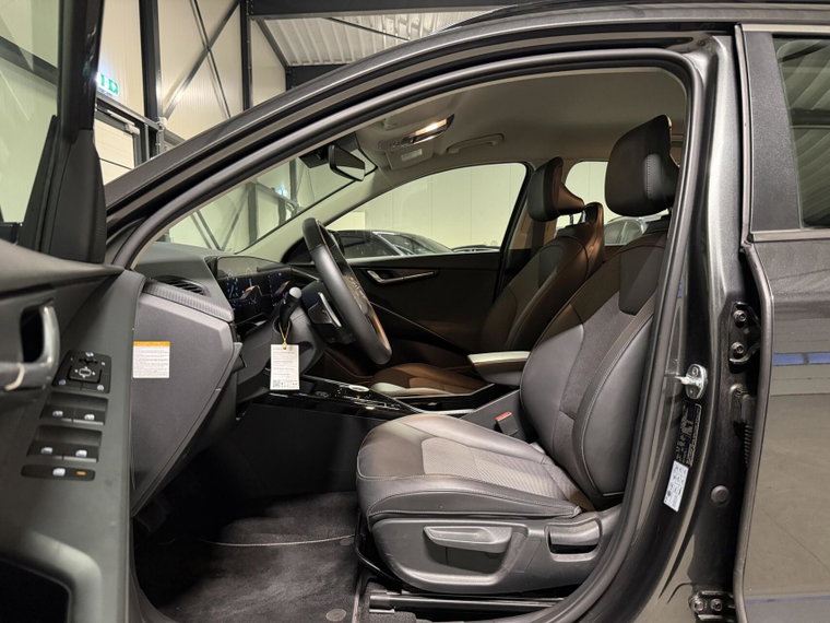Vehicle Image 25