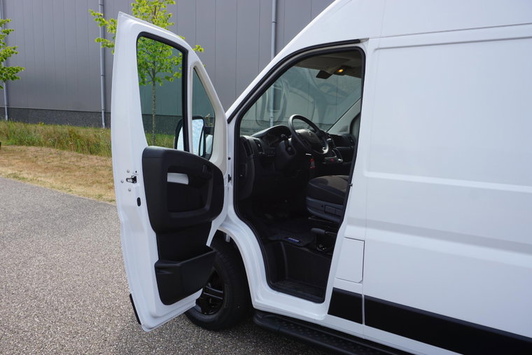 Vehicle Image 32