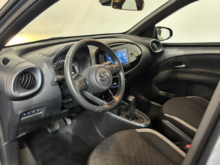 Vehicle Image 12