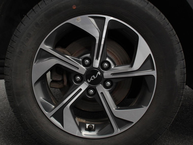 Vehicle Image 32