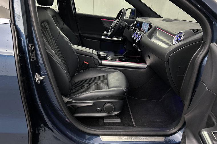 Vehicle Image 32
