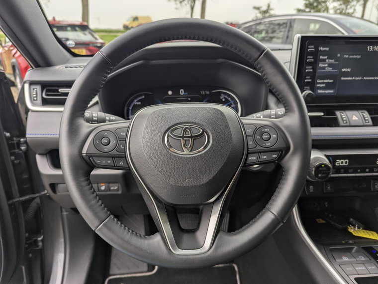 Vehicle Image 25