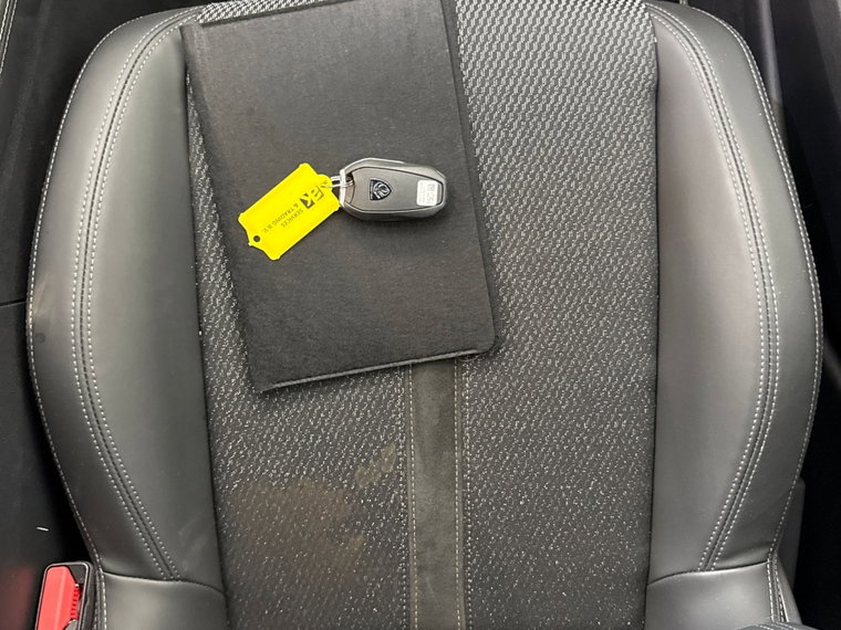 Vehicle Image 25