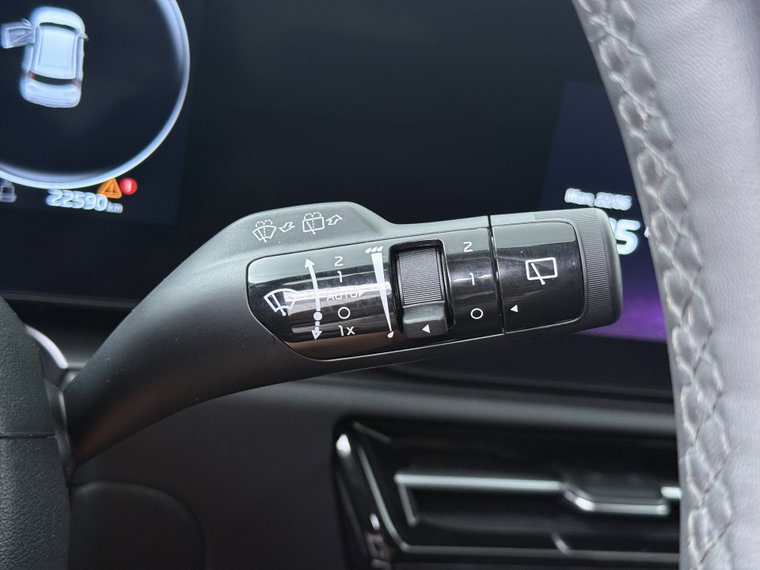 Vehicle Image 25