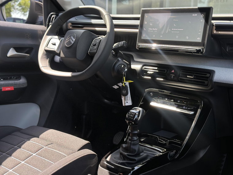 Vehicle Image 25