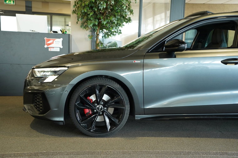 Vehicle Image 32