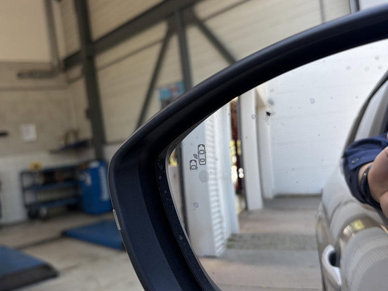 Vehicle Image 25
