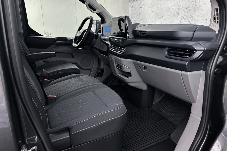 Vehicle Image 25
