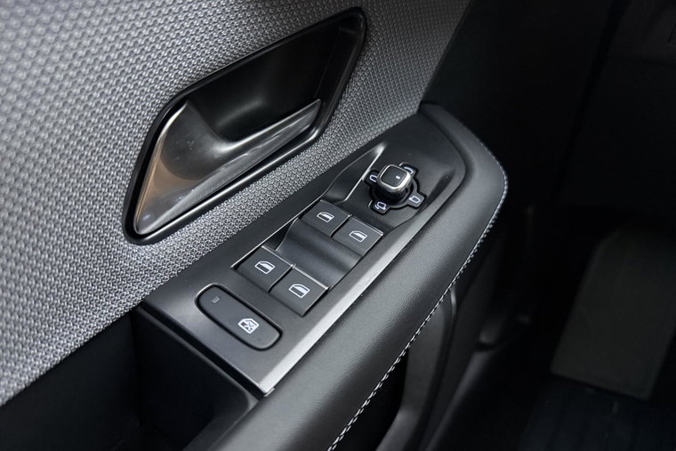 Vehicle Image 25