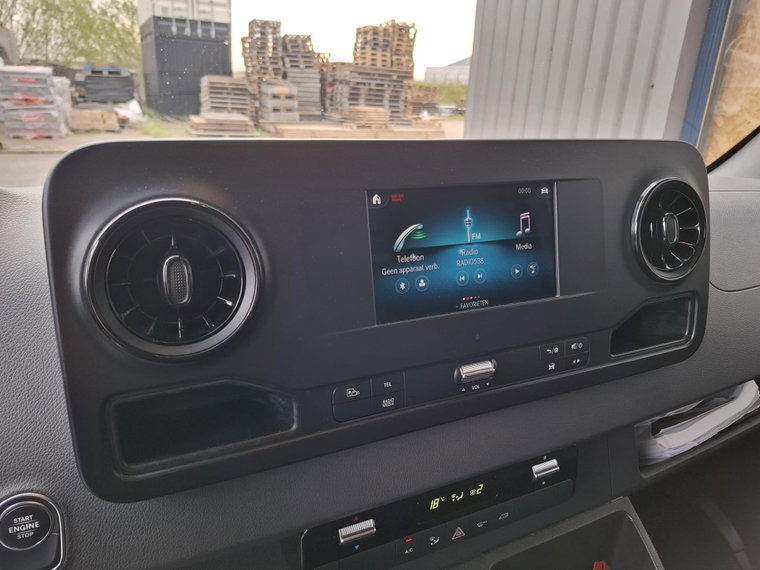 Vehicle Image 32