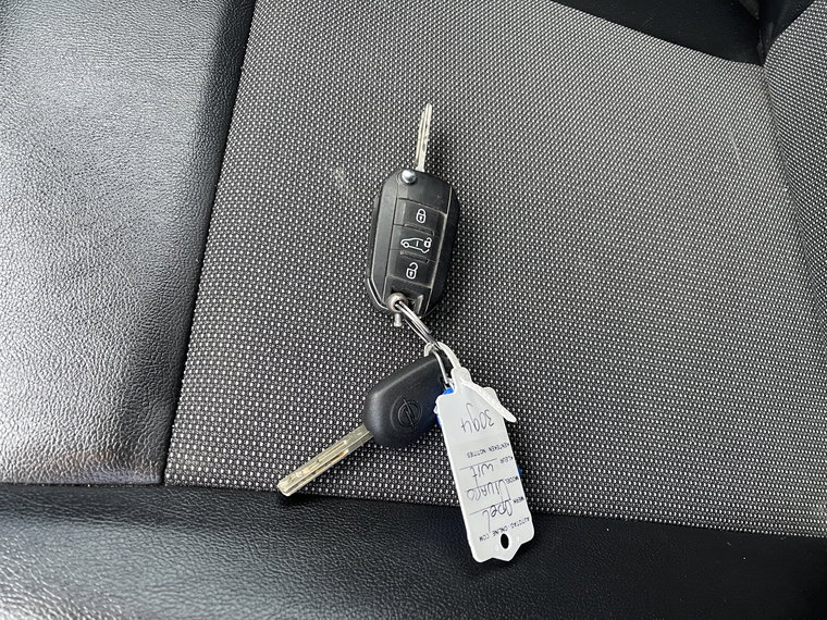 Vehicle Image 25