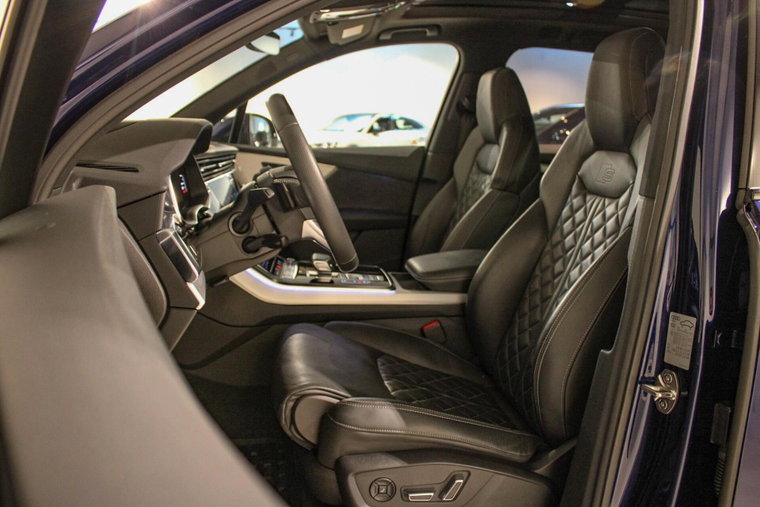 Vehicle Image 12