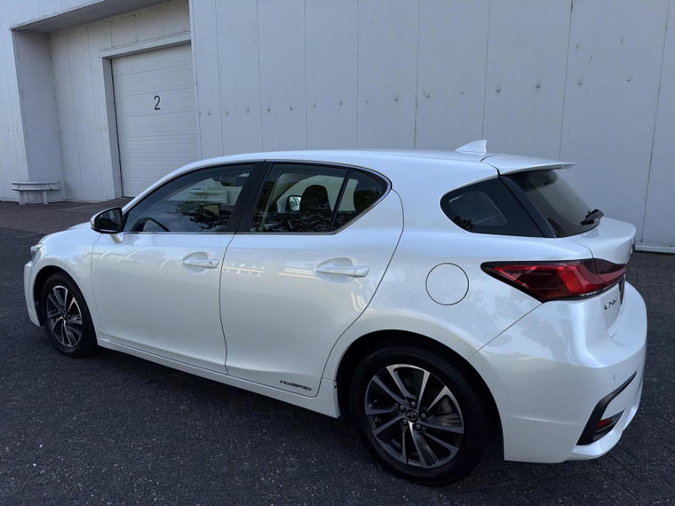 Vehicle Image 16