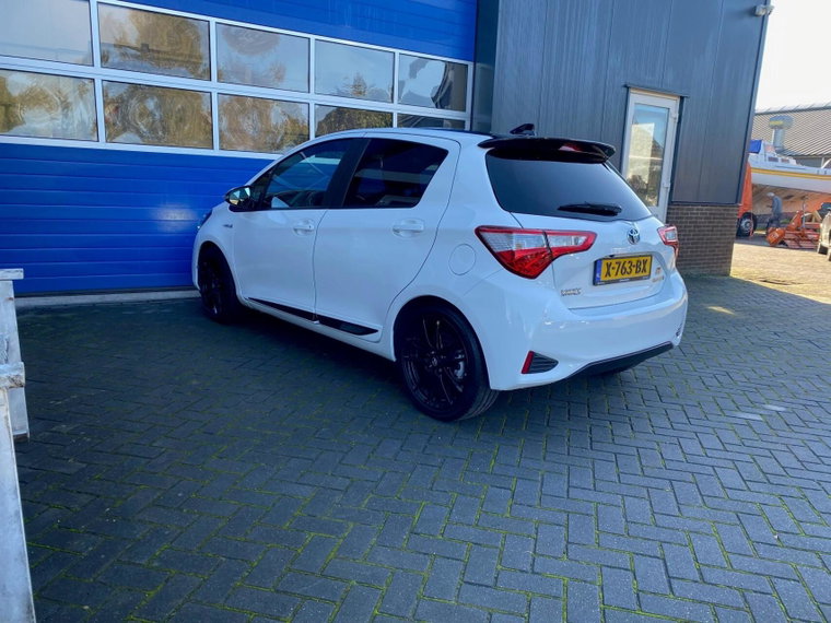 Vehicle Image 5