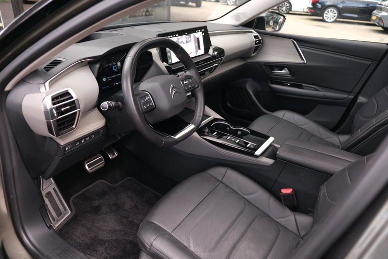 Vehicle Image 16