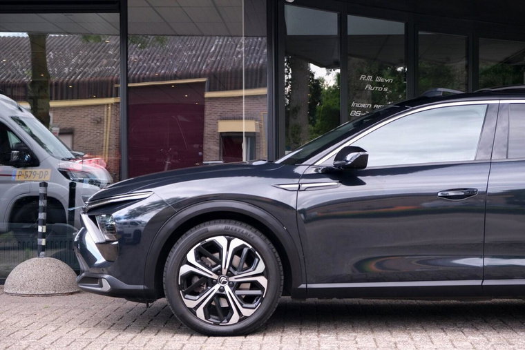 Vehicle Image 9
