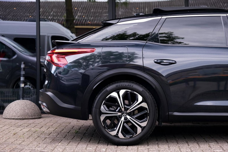 Vehicle Image 10