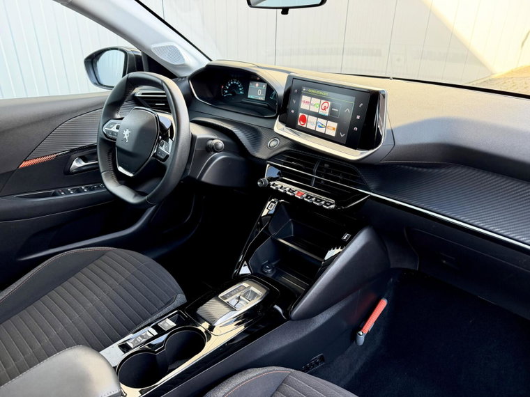 Vehicle Image 25
