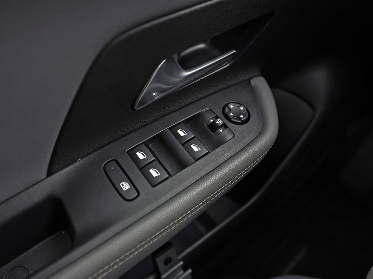 Vehicle Image 25