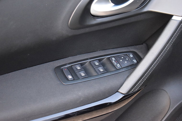 Vehicle Image 25
