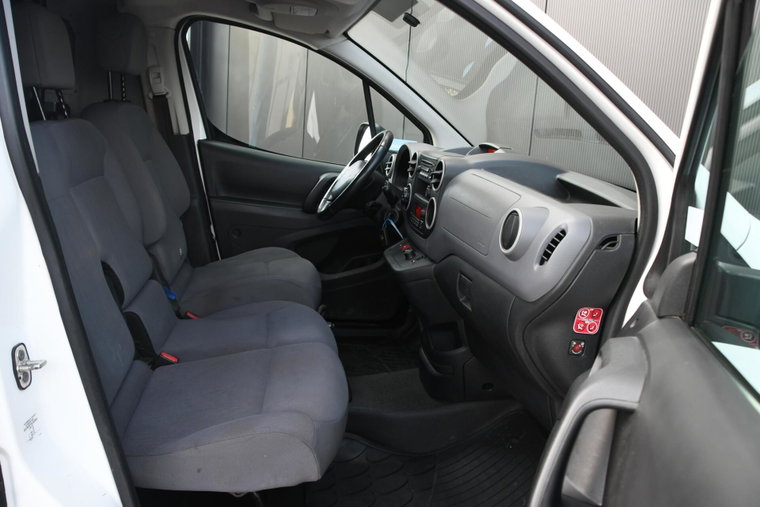 Vehicle Image 12