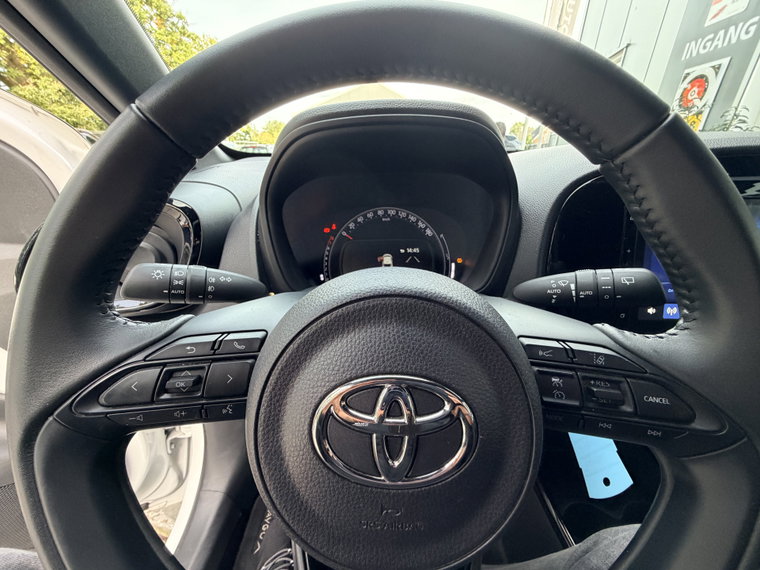 Vehicle Image 14