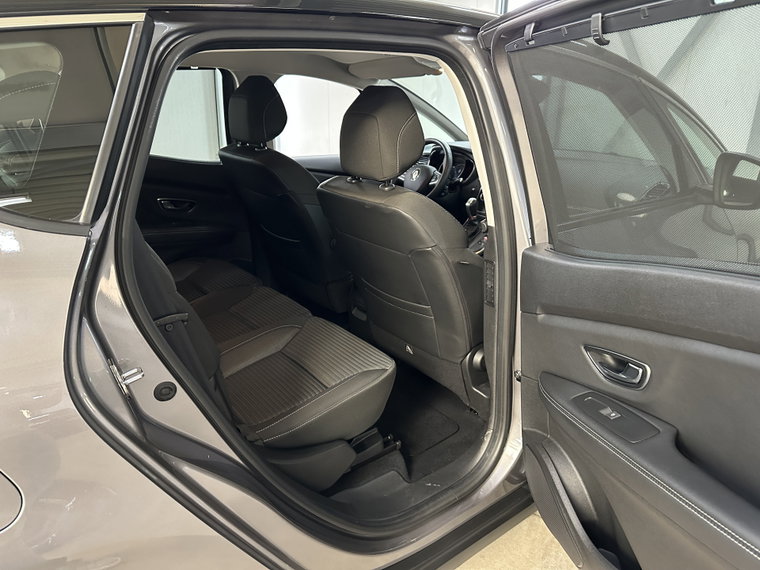 Vehicle Image 32