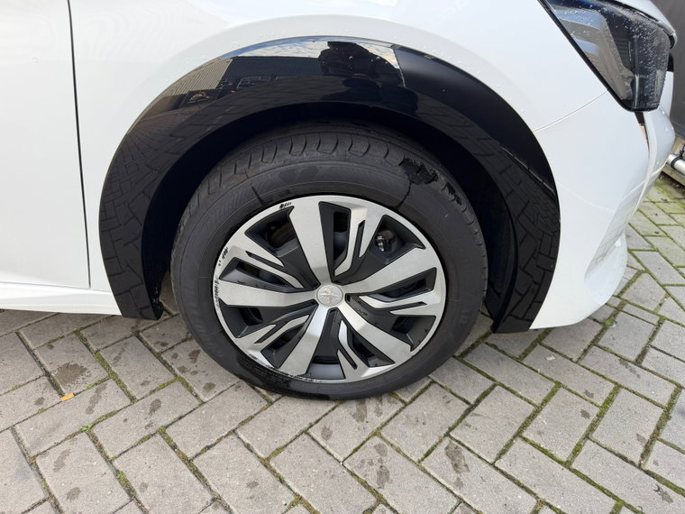 Vehicle Image 16
