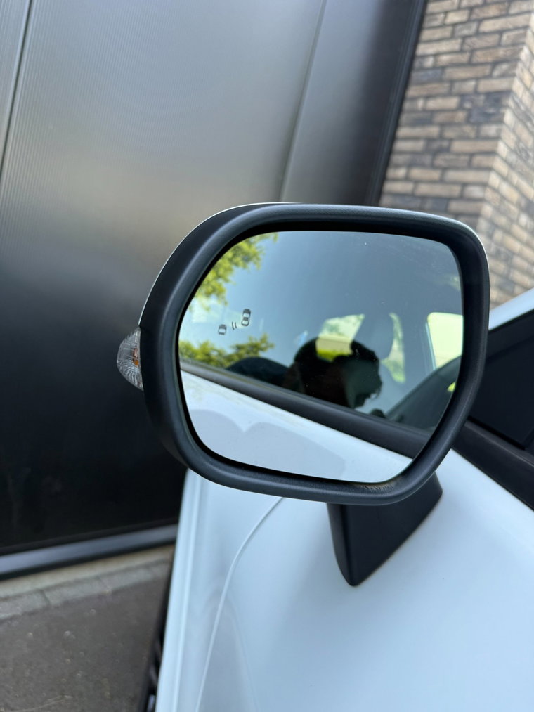 Vehicle Image 32