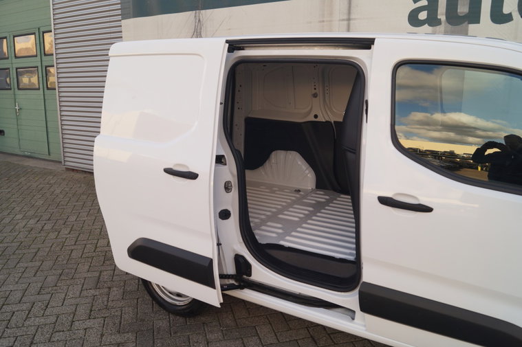 Vehicle Image 28