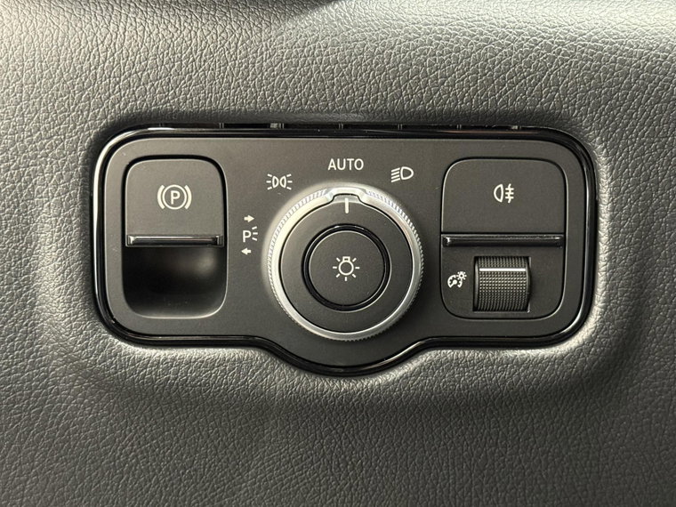 Vehicle Image 32