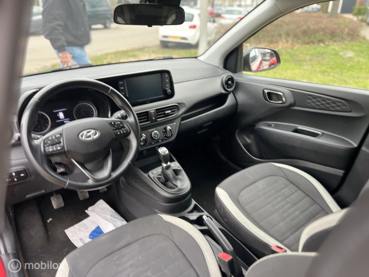Vehicle Image 25