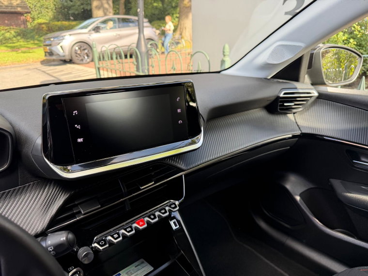 Vehicle Image 25