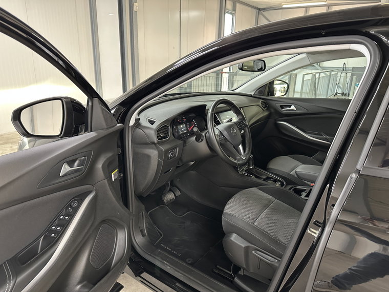 Vehicle Image 25
