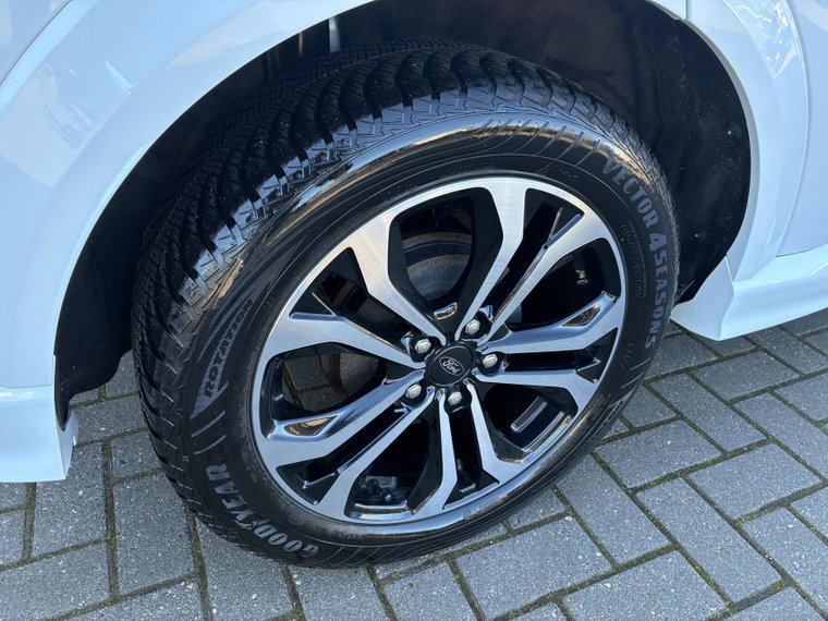 Vehicle Image 25
