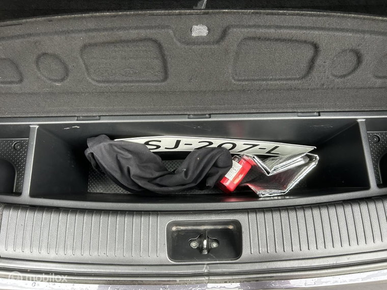 Vehicle Image 25