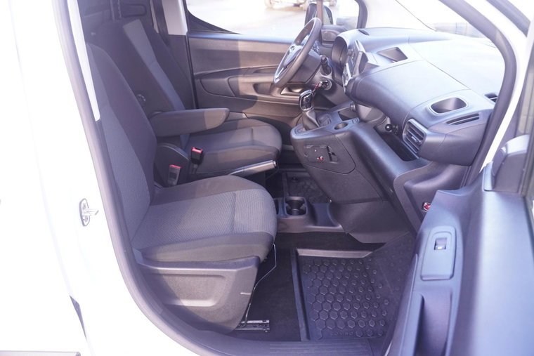 Vehicle Image 25