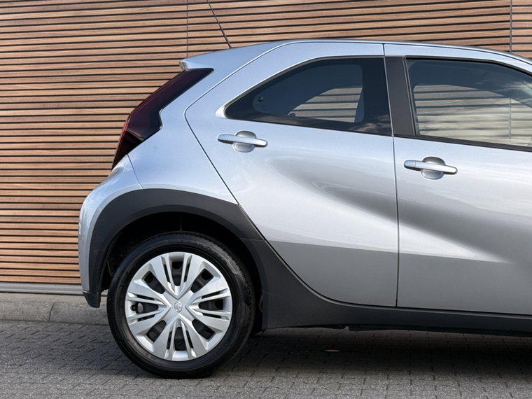 Vehicle Image 16