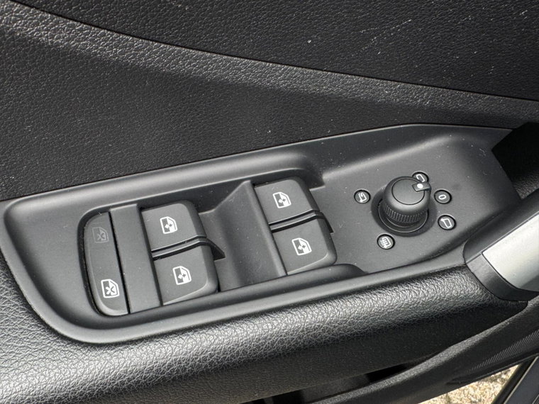 Vehicle Image 28