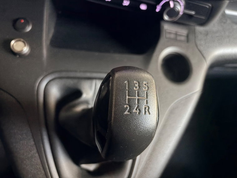 Vehicle Image 25