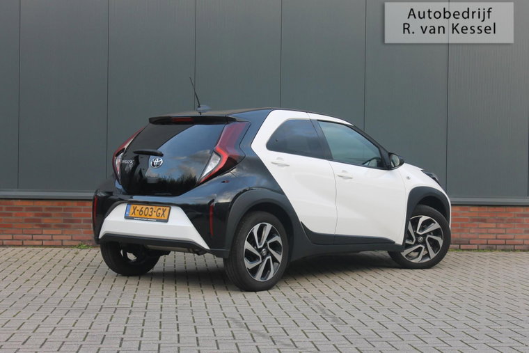 Vehicle Image 16