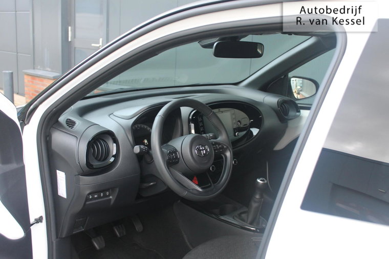 Vehicle Image 25