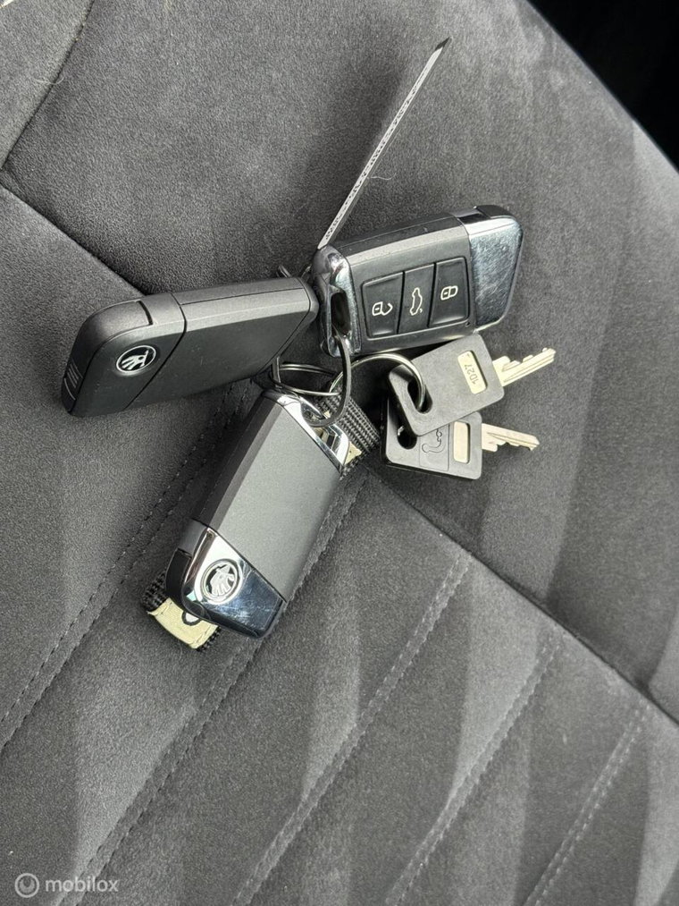 Vehicle Image 25